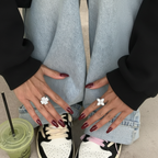 Anillo giratorio por clienta calmando ansiedad en su trabajo