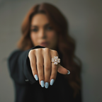 Anillo antiestrés dorado perfecto para el día a día de una mujer