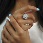 Anillo antiestrés giratorio usado por mujeres para aliviar estrés