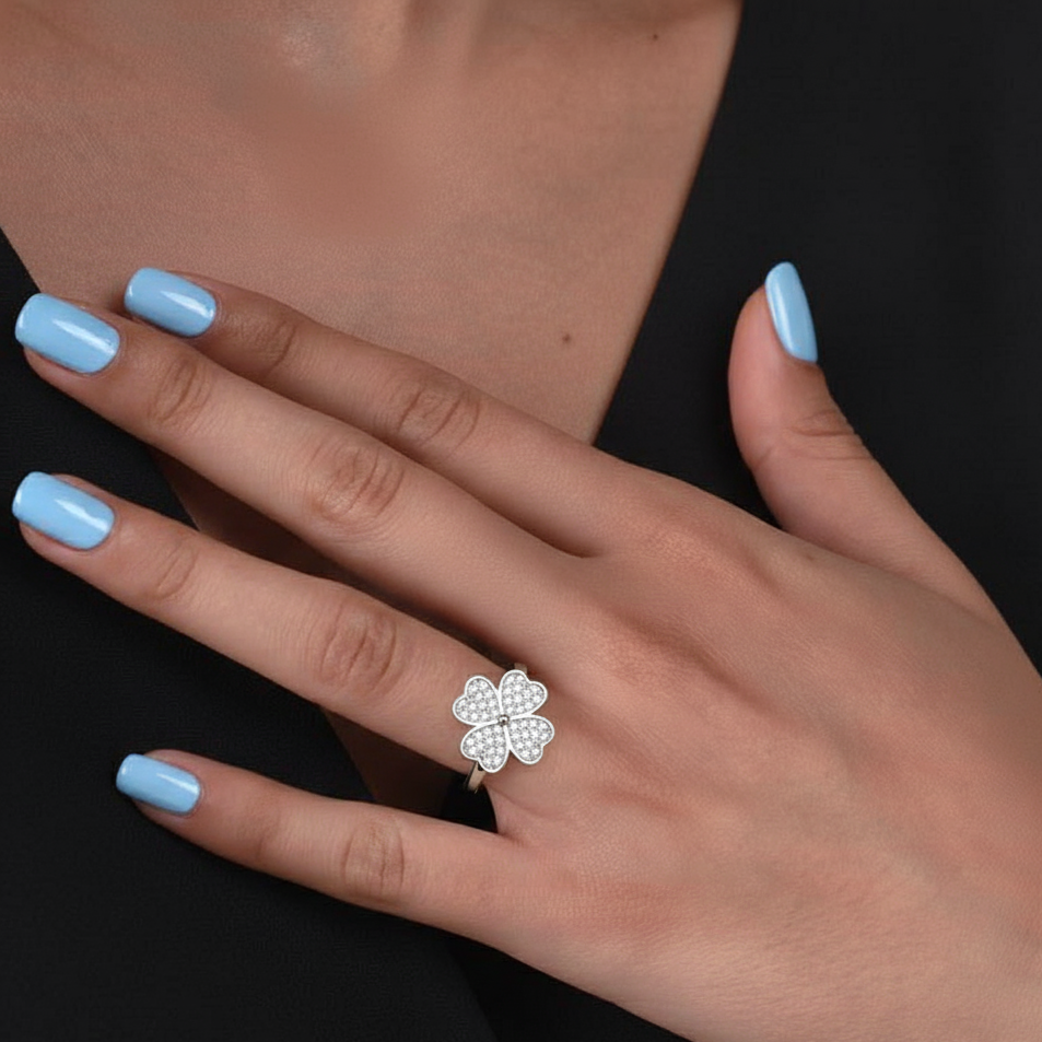 Anillo antiestrés giratorio usado por una mujer para aliviar estrés