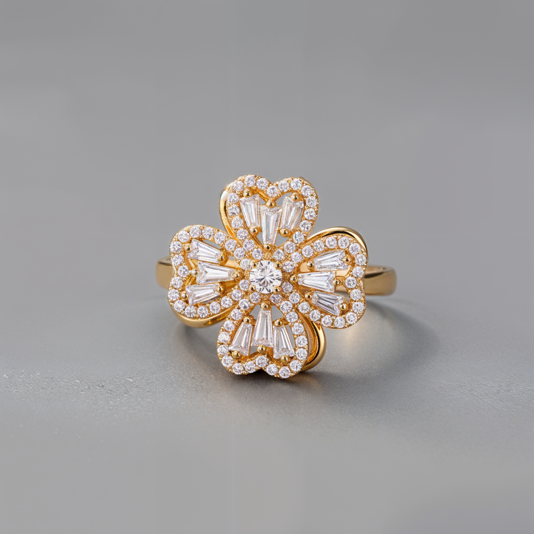 Anillo flor giratorio dorado para reducir ansiedad en el cualquier lugar