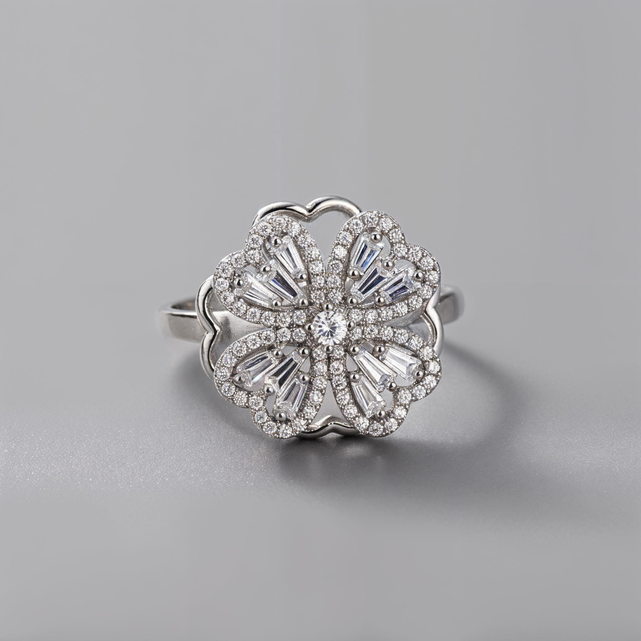 Anillo flor giratorio plateado para reducir ansiedad en el cualquier lugar