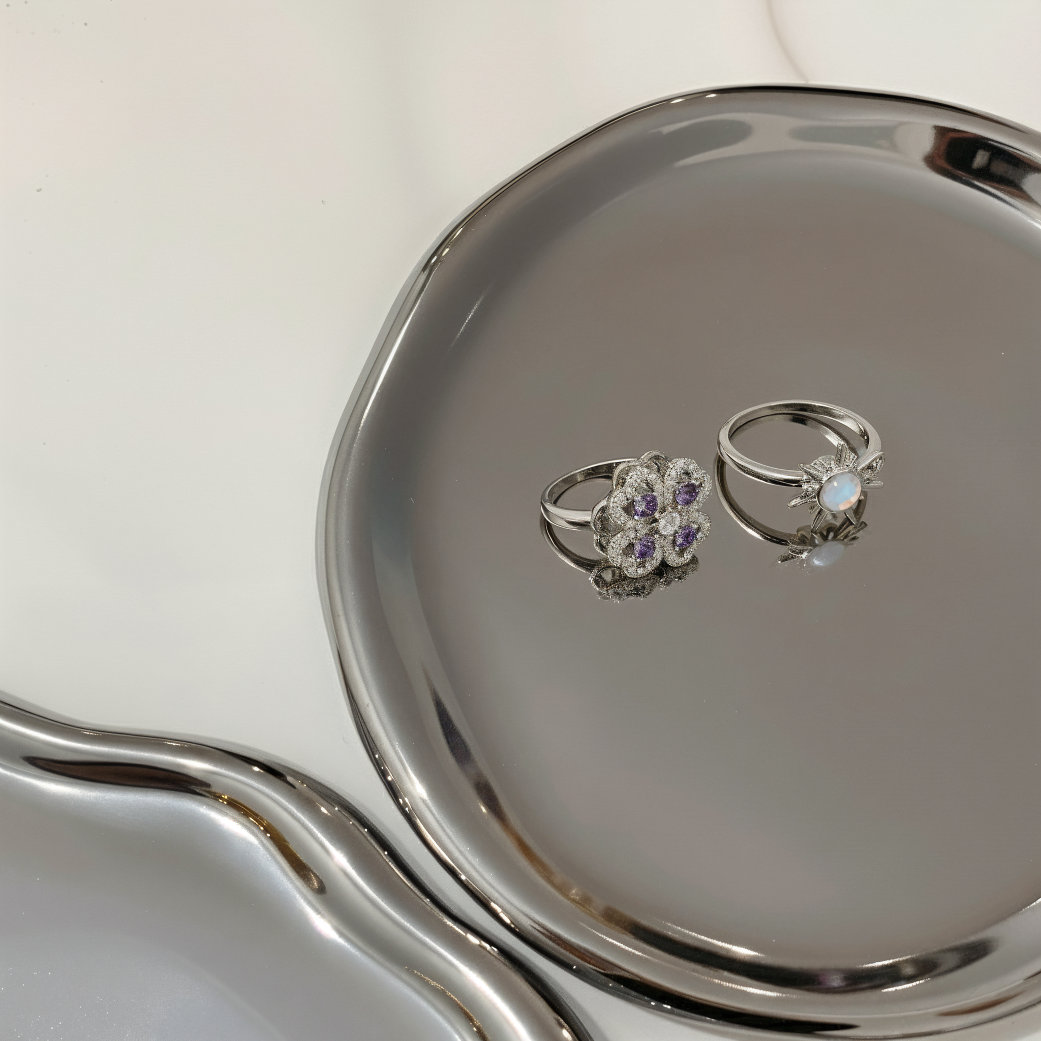 Detalle de anillo antiestrés ajustable para mujer en color plateado