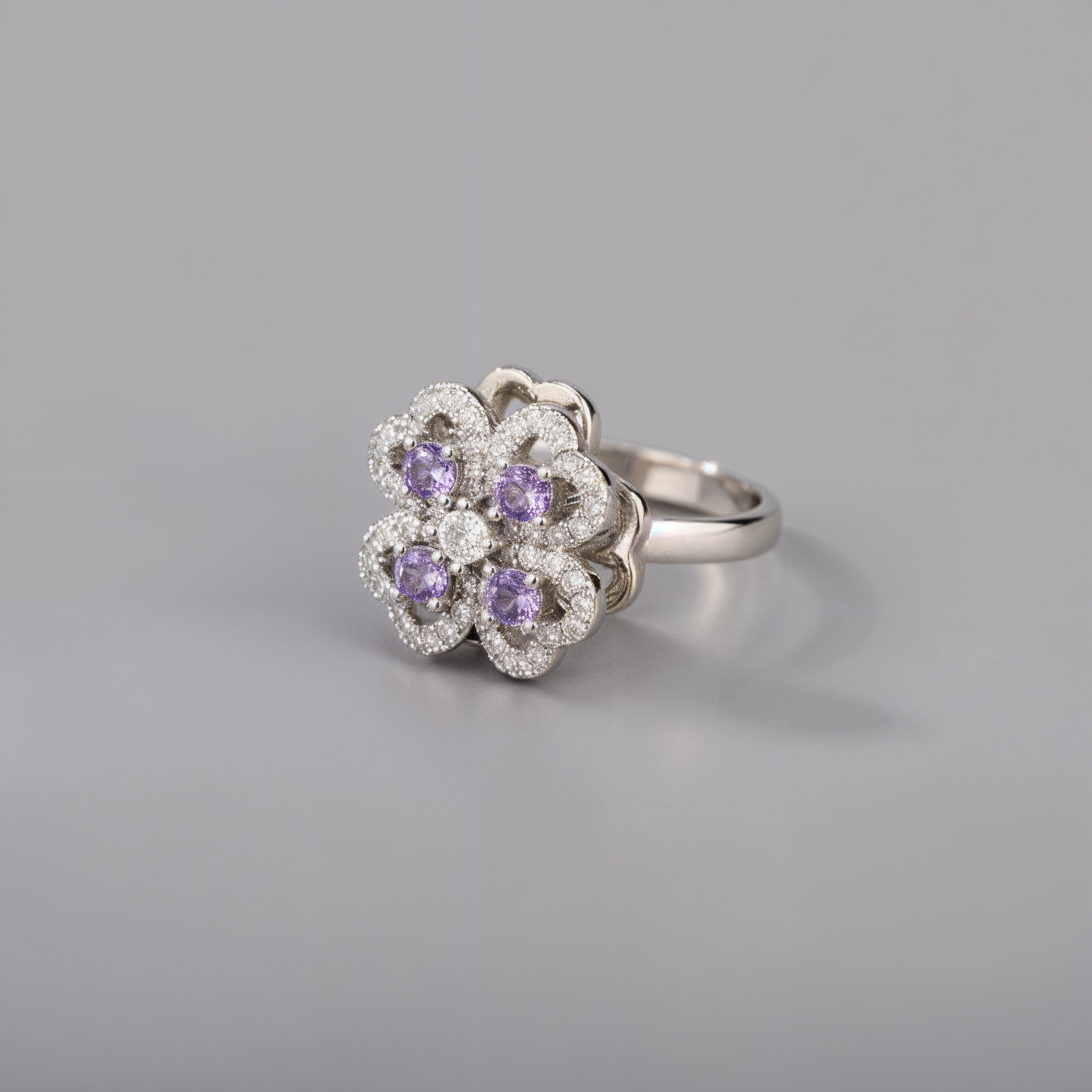 Anillo antiestrés giratorio plateado y violeta para mujer
