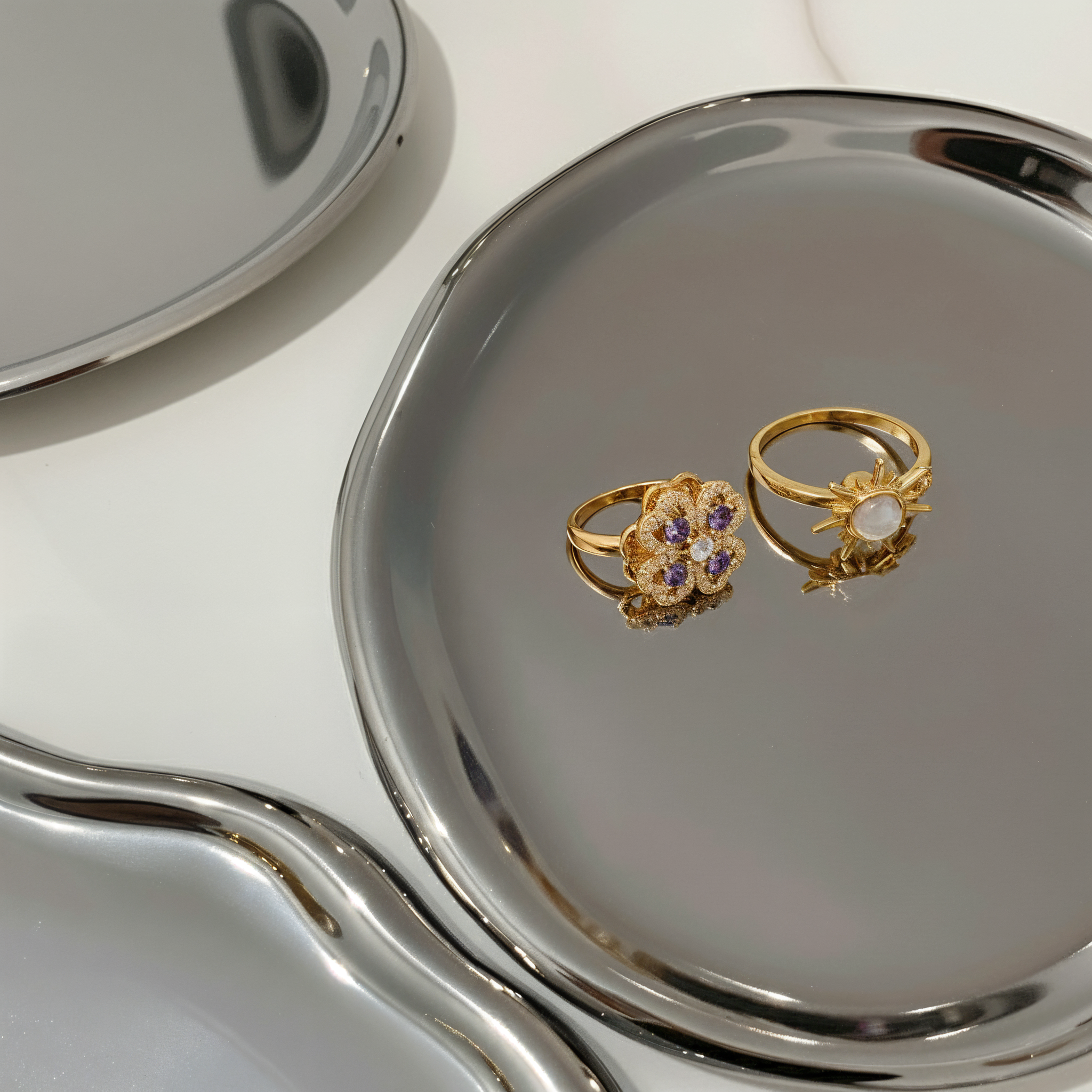 Detalle de anillo antiestrés ajustable para mujer en color dorado