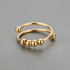 Primer plano de anillo antiestrés ajustable para mujer en color plateado