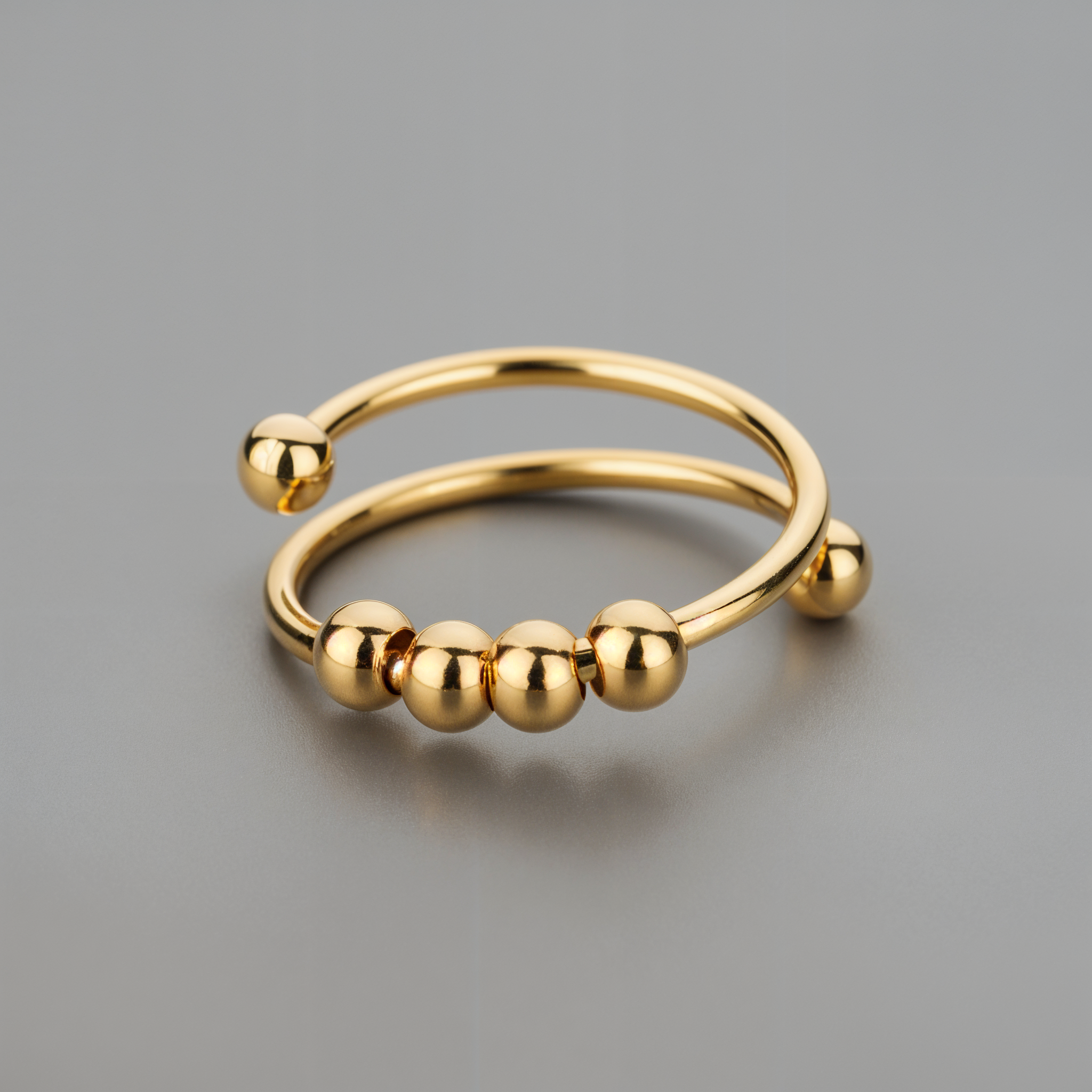 Primer plano de anillo antiestrés ajustable para mujer en color plateado